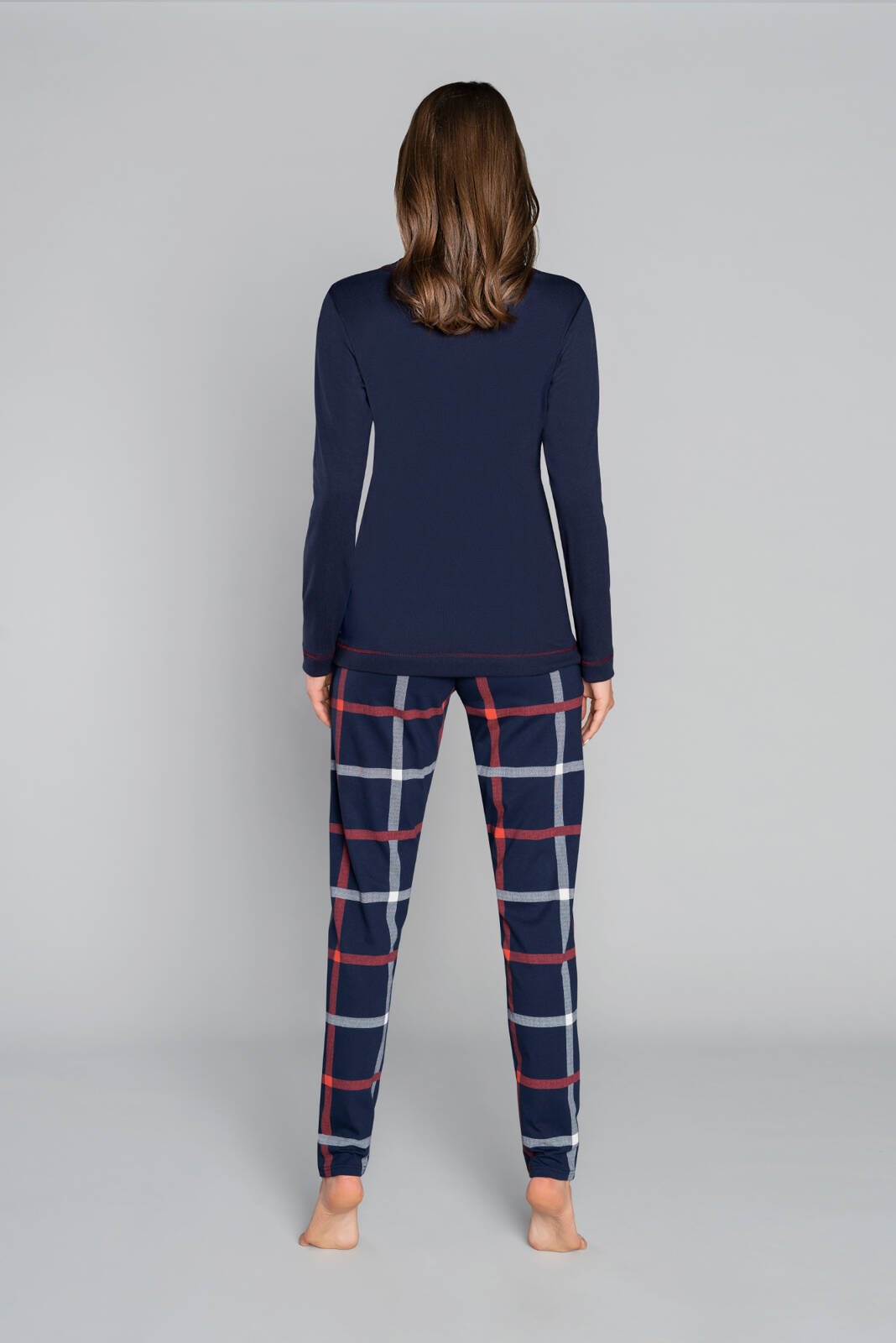 Langärmliger Pyjama für Damen von Izera. lange Hose marineblau/gemustert
