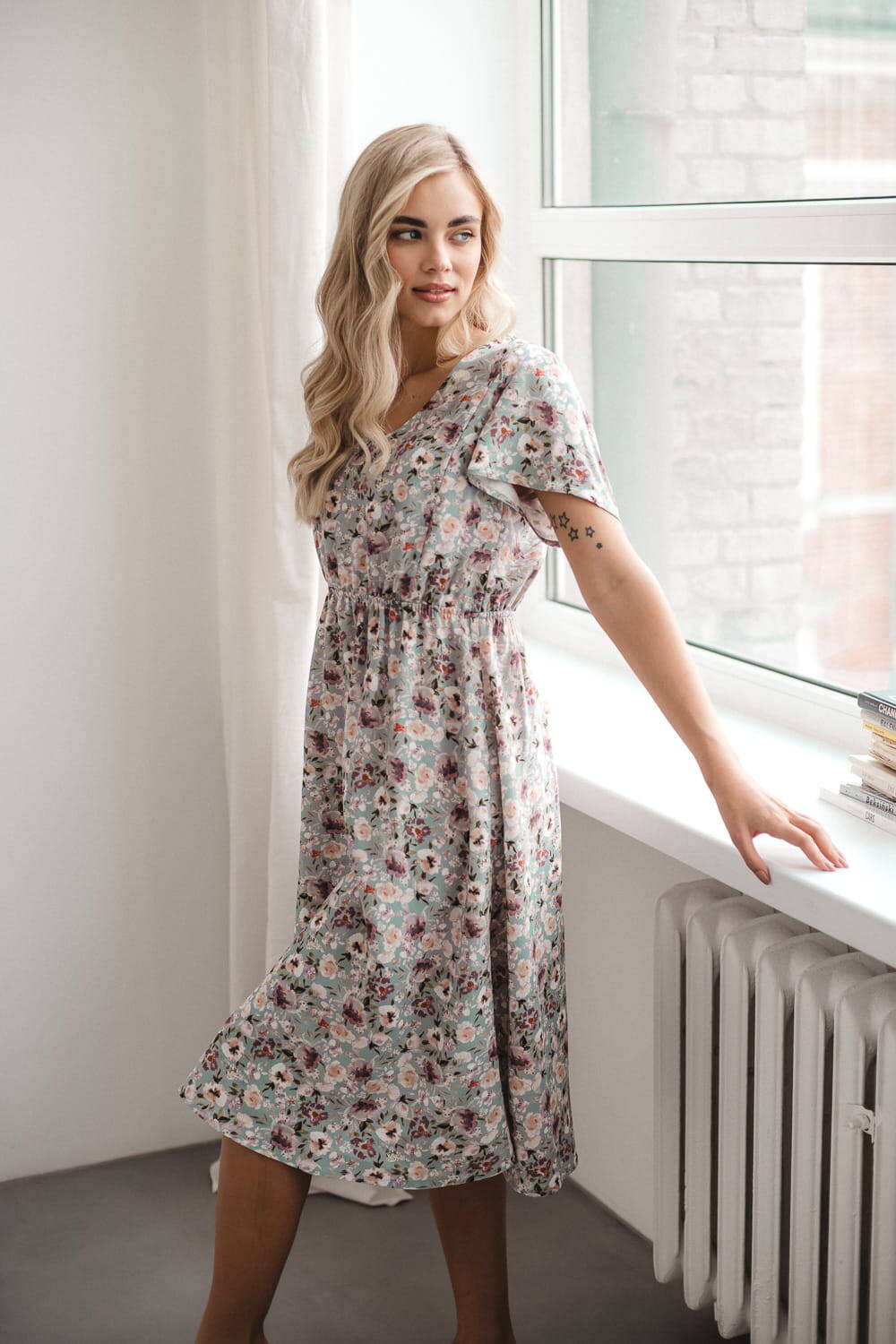 Lovely Dress Midi Umstands- und Stillkleid, kurze Ärmel, grau mit Blumen