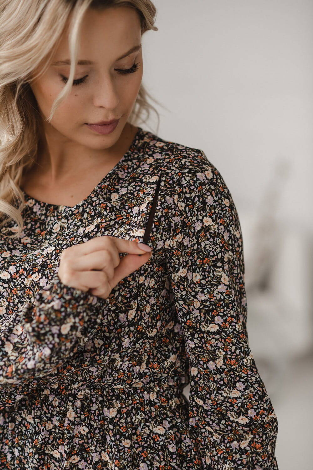 Lovely Dress Umstands- und Stillkleid, langärmlig, schwarz mit Blumen