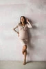 Bauchbeiges gestricktes Umstands- und Stillkleid