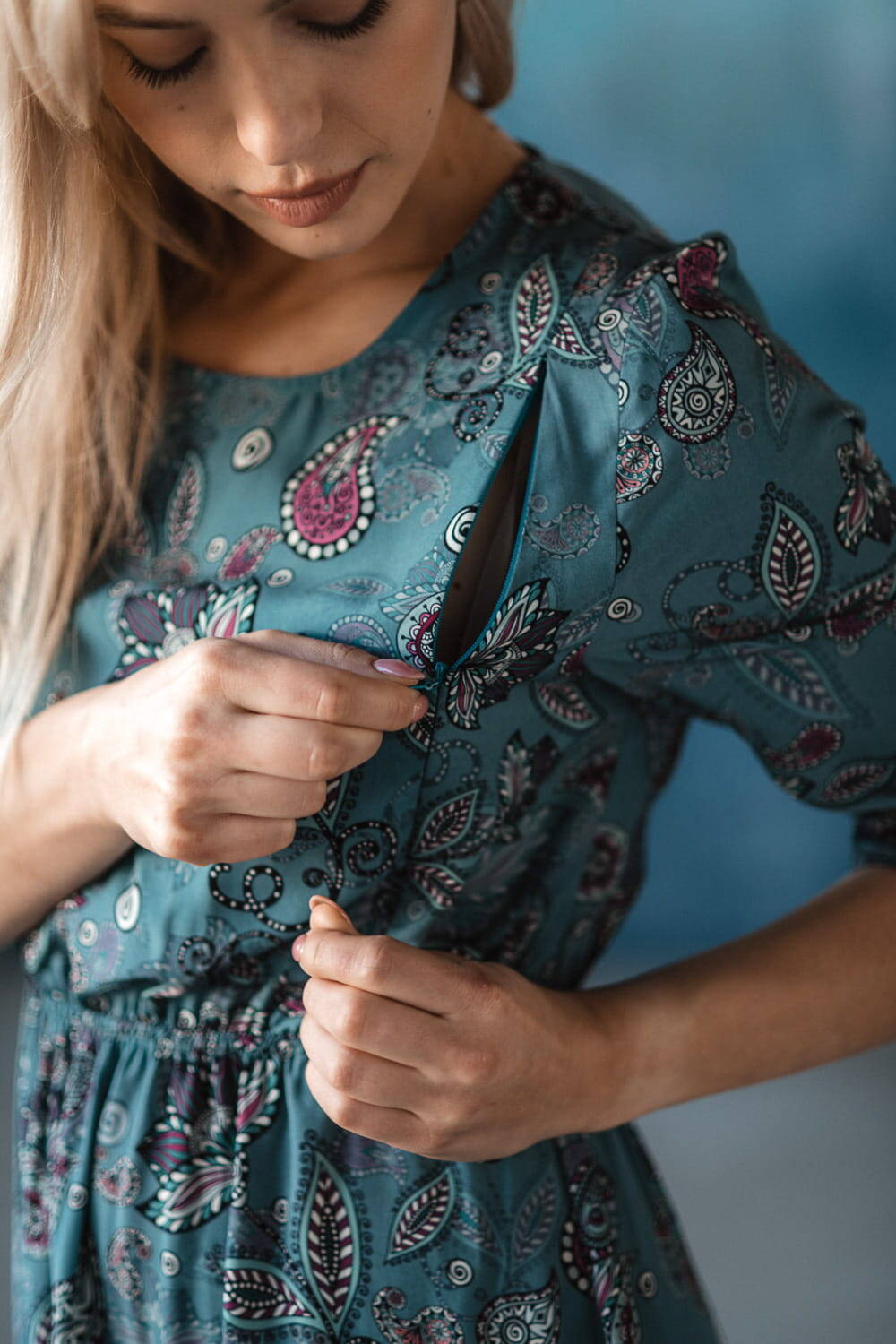 Lovely Dress Midi-Umstands- und Stillkleid, 3/4-Ärmel, Paisley auf Türkis