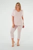  Kurzärmliger Damenpyjama von Puntini. 3/4-Hose mit puderrosa Aufdruck