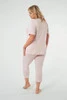  Kurzärmliger Damenpyjama von Puntini. 3/4-Hose mit puderrosa Aufdruck