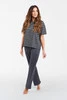 Betty Damen-Kurzarmpyjama. Lange Hose Graphit/Graphitdruck