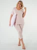  Kurzärmliger Damenpyjama von Puntini. 3/4-Hose mit puderrosa Aufdruck